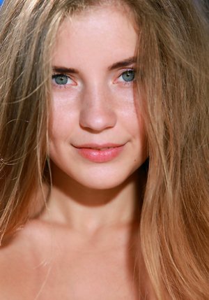 Met Art invite you to explore a free pictures with Vivian demonstrating perfect shape