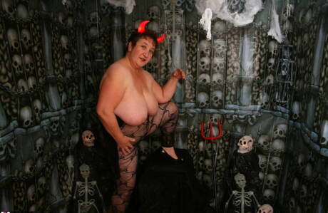 TAC Amateurs invite you to explore xxx pics featuring Kinky Carol in toying twat scene